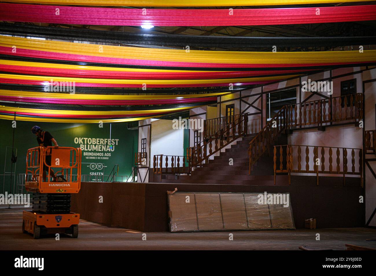 Blumenau, Santa Catarina, Brésil. 25 septembre 2024. BLUMENAU (SC), 25/09/2024- OKTOBERFEST/SANTA CATARINA/BLUMENAU- la décoration des pavillons du Parque Vila Germanica, à Blumenau, est en cours de finalisation pour le 39ème Oktoberfest Blumenau, le plus grand festival allemand hors d'Allemagne. (Foto : Richard Ferrari/Thenews2/Zumapress) (image crédit : © Richard Ferrari/TheNEWS2 via ZUMA Press Wire) USAGE ÉDITORIAL SEULEMENT! Non destiné à UN USAGE commercial ! Banque D'Images