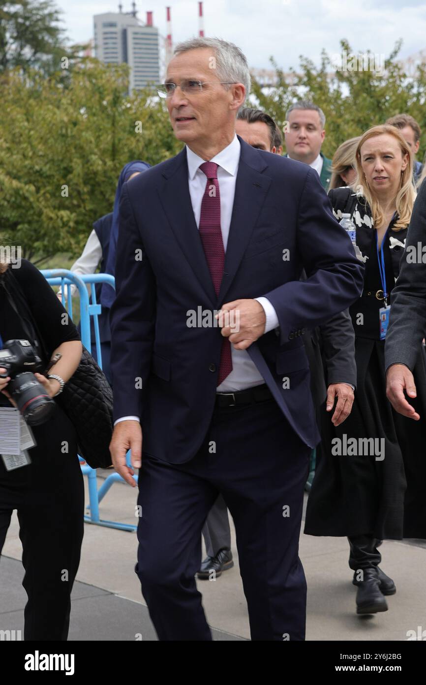 NY, États-Unis. 25 septembre 2024. New York, NY - 24 septembre 2024:.le secrétaire général de l'OTAN, Jens Stoltenberg, s'entretient avec la presse pendant la semaine de haut niveau de l'Assemblée générale des Nations Unies. Stoltenberg a abordé les questions de sécurité mondiale, soulignant le rôle de l'OTAN dans la promotion de la stabilité et de la coopération internationales. Il a parlé des efforts continus de l'alliance pour renforcer les partenariats de défense et relever les défis tels que les cybermenaces, la sécurité climatique et les tensions géopolitiques. Photo : Luiz Rampelotto/EuropaNewswire. (Crédit image : © Luiz Rampelotto/ZUMA Press Wire) USAGE ÉDITORIAL SEULEMENT! Banque D'Images