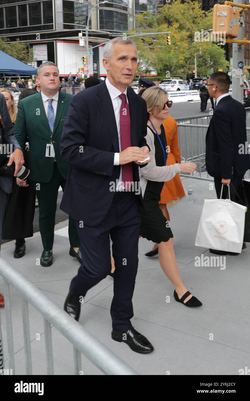 NY, États-Unis. 24 septembre 2024. New York, NY - 24 septembre 2024:.le secrétaire général de l'OTAN, Jens Stoltenberg, s'entretient avec la presse pendant la semaine de haut niveau de l'Assemblée générale des Nations Unies. Stoltenberg a abordé les questions de sécurité mondiale, soulignant le rôle de l'OTAN dans la promotion de la stabilité et de la coopération internationales. Il a parlé des efforts continus de l'alliance pour renforcer les partenariats de défense et relever les défis tels que les cybermenaces, la sécurité climatique et les tensions géopolitiques. Photo : Luiz Rampelotto/EuropaNewswire. (Crédit image : © Luiz Rampelotto/ZUMA Press Wire) USAGE ÉDITORIAL SEULEMENT! Banque D'Images