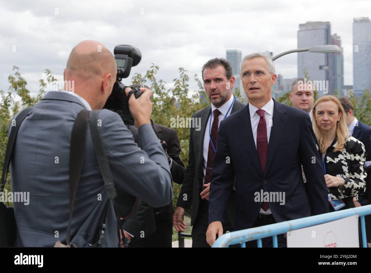 NY, États-Unis. 24 septembre 2024. New York, NY - 24 septembre 2024:.le secrétaire général de l'OTAN, Jens Stoltenberg, s'entretient avec la presse pendant la semaine de haut niveau de l'Assemblée générale des Nations Unies. Stoltenberg a abordé les questions de sécurité mondiale, soulignant le rôle de l'OTAN dans la promotion de la stabilité et de la coopération internationales. Il a parlé des efforts continus de l'alliance pour renforcer les partenariats de défense et relever les défis tels que les cybermenaces, la sécurité climatique et les tensions géopolitiques. Photo : Luiz Rampelotto/EuropaNewswire. (Crédit image : © Luiz Rampelotto/ZUMA Press Wire) USAGE ÉDITORIAL SEULEMENT! Banque D'Images