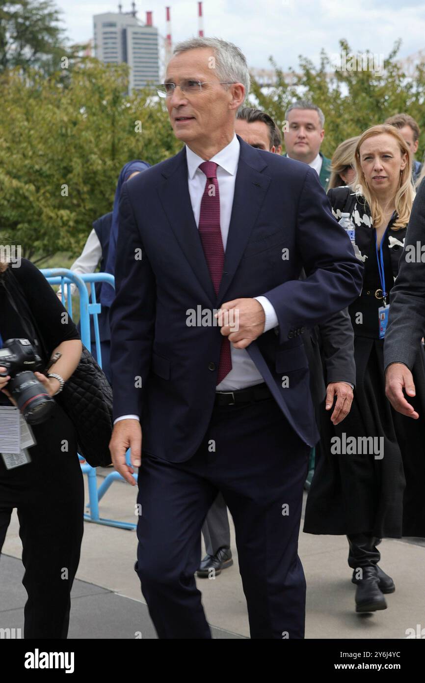 New York, NY - 24 septembre 2024 : le secrétaire général de l'OTAN, Jens Stoltenberg, s'entretient avec la presse pendant la semaine de haut niveau de l'Assemblée générale des Nations Unies. Stoltenberg a abordé les questions de sécurité mondiale, soulignant le rôle de NATOs dans la promotion de la stabilité et de la coopération internationales. Il a parlé des efforts continus de l'alliance pour renforcer les partenariats de défense et relever les défis tels que les cybermenaces, la sécurité climatique et les tensions géopolitiques. Photo : Luiz Rampelotto/EuropaNewswire Banque D'Images
