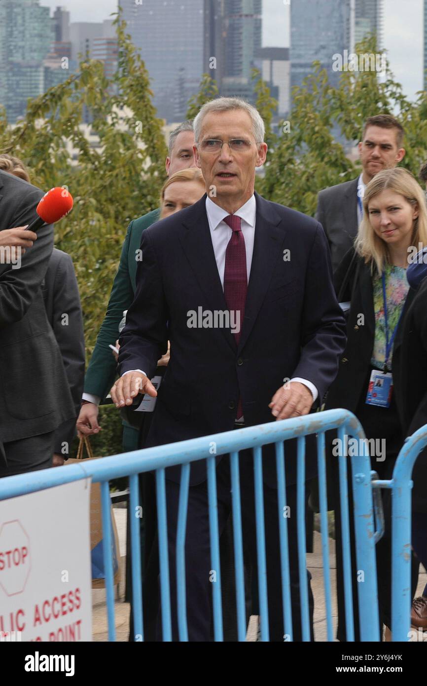 New York, NY - 24 septembre 2024 : le secrétaire général de l'OTAN, Jens Stoltenberg, s'entretient avec la presse pendant la semaine de haut niveau de l'Assemblée générale des Nations Unies. Stoltenberg a abordé les questions de sécurité mondiale, soulignant le rôle de NATOs dans la promotion de la stabilité et de la coopération internationales. Il a parlé des efforts continus de l'alliance pour renforcer les partenariats de défense et relever les défis tels que les cybermenaces, la sécurité climatique et les tensions géopolitiques. Photo : Luiz Rampelotto/EuropaNewswire Banque D'Images