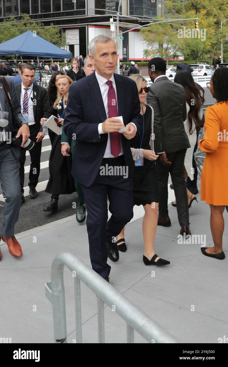 New York, NY - 24 septembre 2024 : le secrétaire général de l'OTAN, Jens Stoltenberg, s'entretient avec la presse pendant la semaine de haut niveau de l'Assemblée générale des Nations Unies. Stoltenberg a abordé les questions de sécurité mondiale, soulignant le rôle de NATOs dans la promotion de la stabilité et de la coopération internationales. Il a parlé des efforts continus de l'alliance pour renforcer les partenariats de défense et relever les défis tels que les cybermenaces, la sécurité climatique et les tensions géopolitiques. Photo : Luiz Rampelotto/EuropaNewswire Banque D'Images