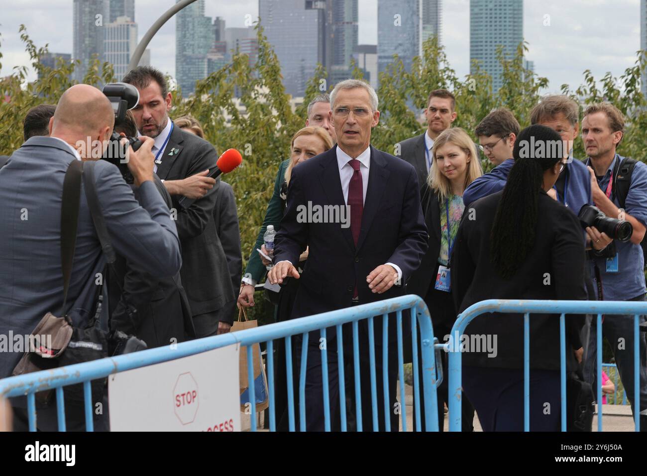 New York, NY - 24 septembre 2024 : le secrétaire général de l'OTAN, Jens Stoltenberg, s'entretient avec la presse pendant la semaine de haut niveau de l'Assemblée générale des Nations Unies. Stoltenberg a abordé les questions de sécurité mondiale, soulignant le rôle de NATOs dans la promotion de la stabilité et de la coopération internationales. Il a parlé des efforts continus de l'alliance pour renforcer les partenariats de défense et relever les défis tels que les cybermenaces, la sécurité climatique et les tensions géopolitiques. Photo : Luiz Rampelotto/EuropaNewswire Banque D'Images