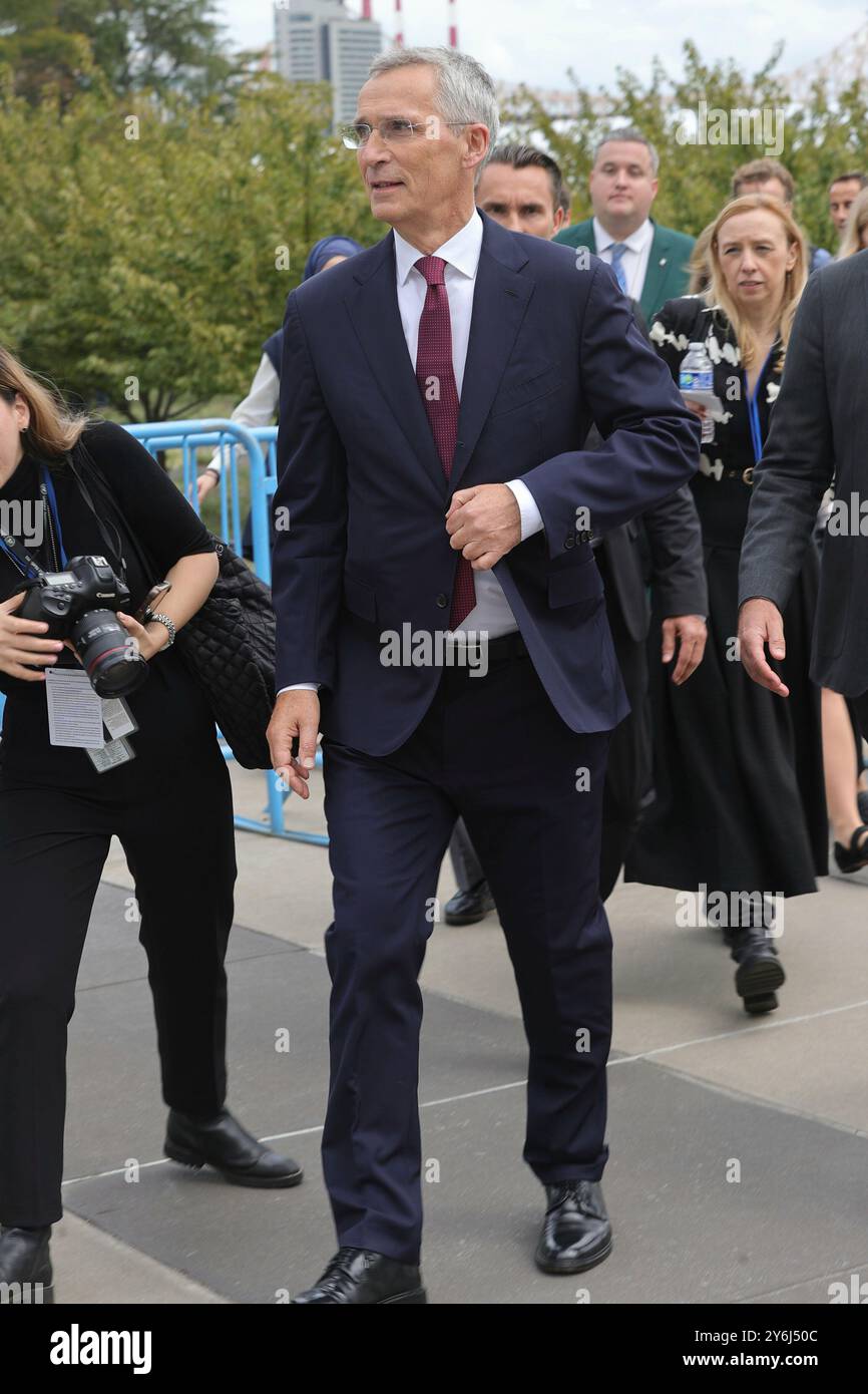 New York, NY - 24 septembre 2024 : le secrétaire général de l'OTAN, Jens Stoltenberg, s'entretient avec la presse pendant la semaine de haut niveau de l'Assemblée générale des Nations Unies. Stoltenberg a abordé les questions de sécurité mondiale, soulignant le rôle de NATOs dans la promotion de la stabilité et de la coopération internationales. Il a parlé des efforts continus de l'alliance pour renforcer les partenariats de défense et relever les défis tels que les cybermenaces, la sécurité climatique et les tensions géopolitiques. Photo : Luiz Rampelotto/EuropaNewswire Banque D'Images