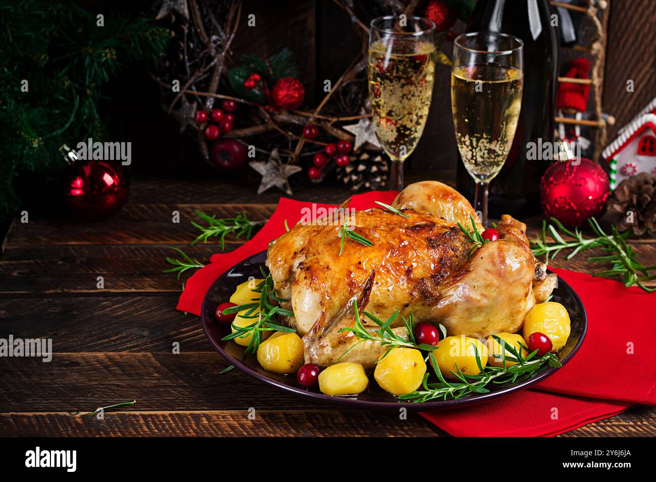 Poulet cuit au four ou dinde cuite au four. La table de Noël est servie avec une dinde. Poulet frit, table. Dîner de Noël. Banque D'Images