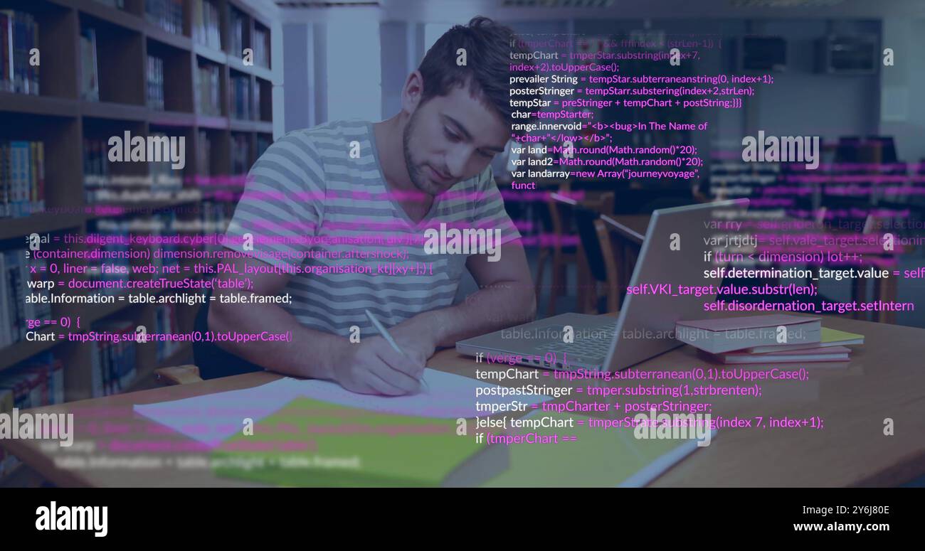 Image du traitement des données sur un étudiant de sexe masculin caucasien utilisant un ordinateur portable et écrivant dans la bibliothèque Banque D'Images
