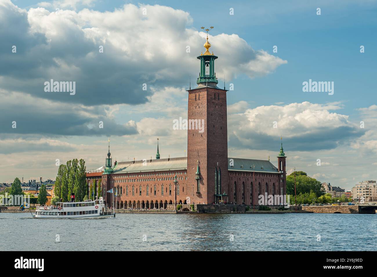 Vue depuis Riddarholmen vers l'hôtel de ville de Stockholm et la baie de Riddarfjärden. L'emblématique hôtel de ville accueille le banquet annuel du prix Nobel. Banque D'Images