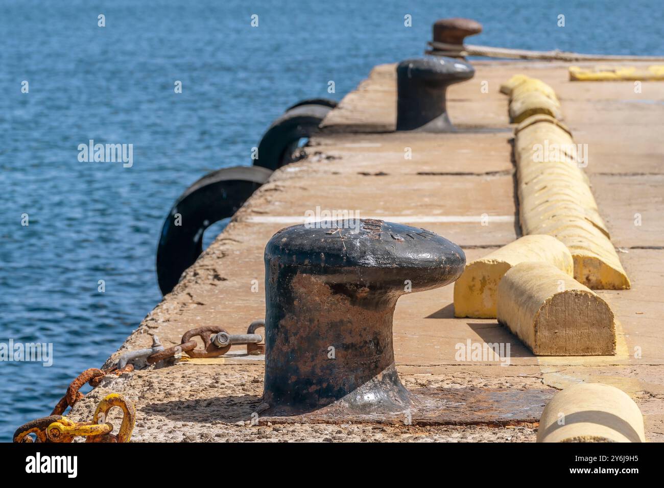 Détail du port de Carloforte, Sardaigne, Italie, avec une grosse bitt pour l'amarrage des navires Banque D'Images