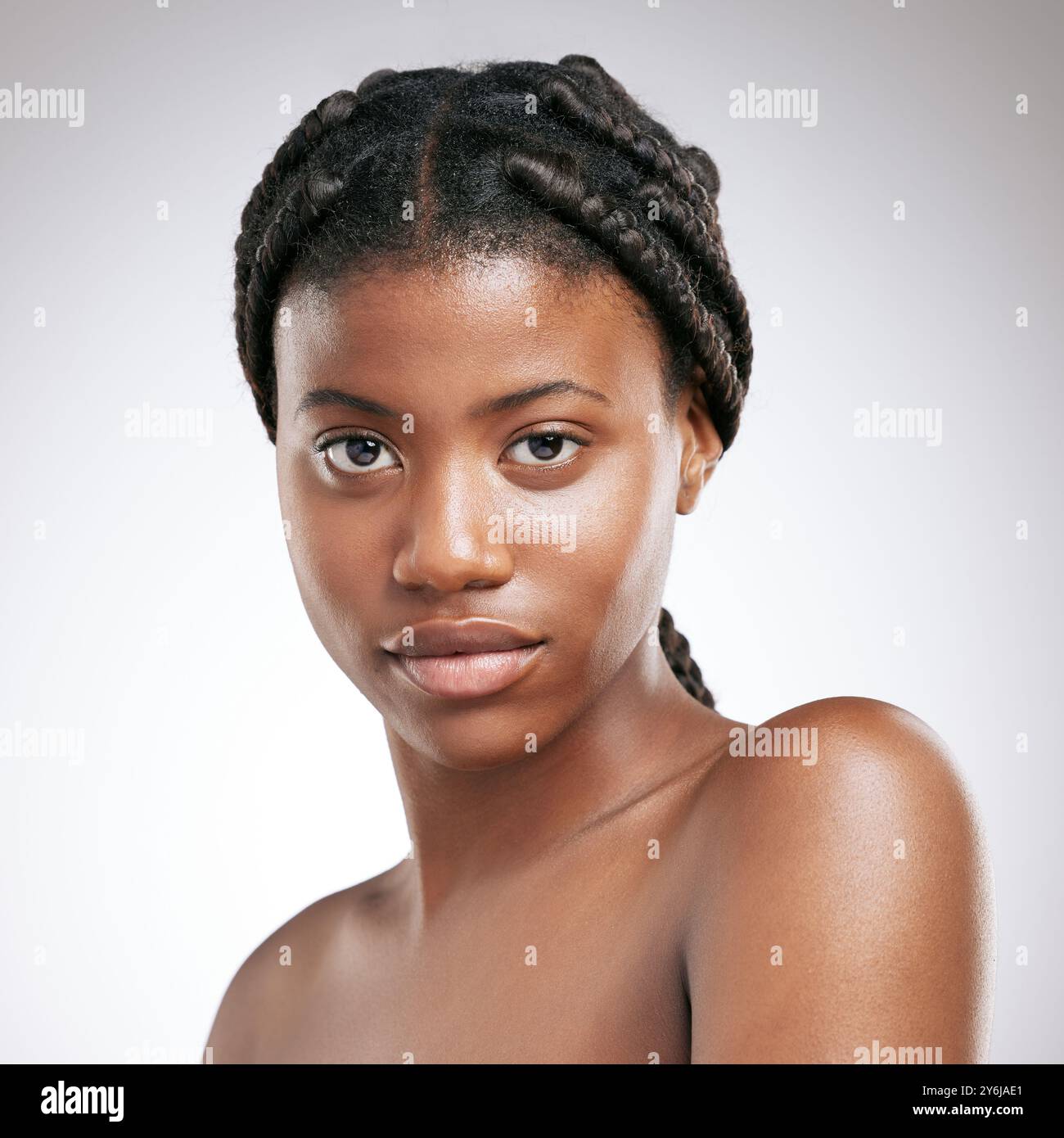 Soin de la peau, portrait et femme africaine par fond de studio pour cosmétique, traitement et brillance des résultats. Personne noire, détendez-vous et sérieux avec fierté pour Banque D'Images