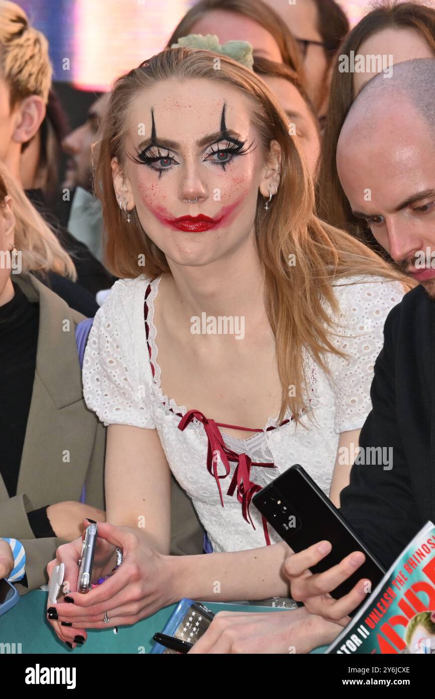 ROYAUME-UNI. 25 septembre 2024. Londres, Royaume-Uni - 25 septembre 2024Fans à la première britannique de Joker, folie A deux au Cineworld Leicester Square, Londres, Angleterre, Royaume-Uni. CAP/JOR © JOR/Capital Pictures crédit : Capital Pictures/Alamy Live News Banque D'Images