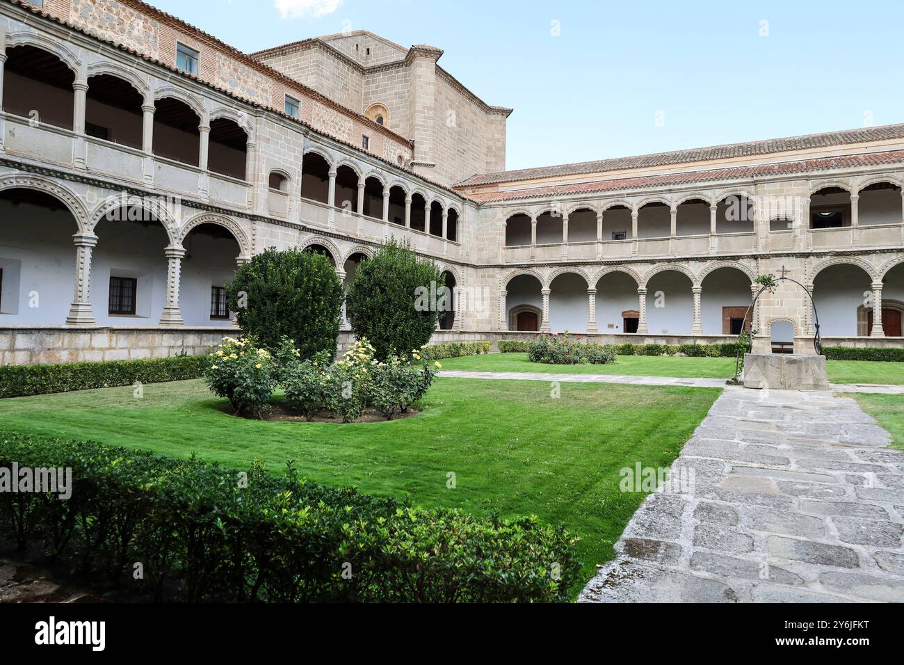 Avila, Castilla y Leon, Espagne- 18 août 2024 : cloître des monarques au monastère royal de nouveaux Thomas à Avila Banque D'Images