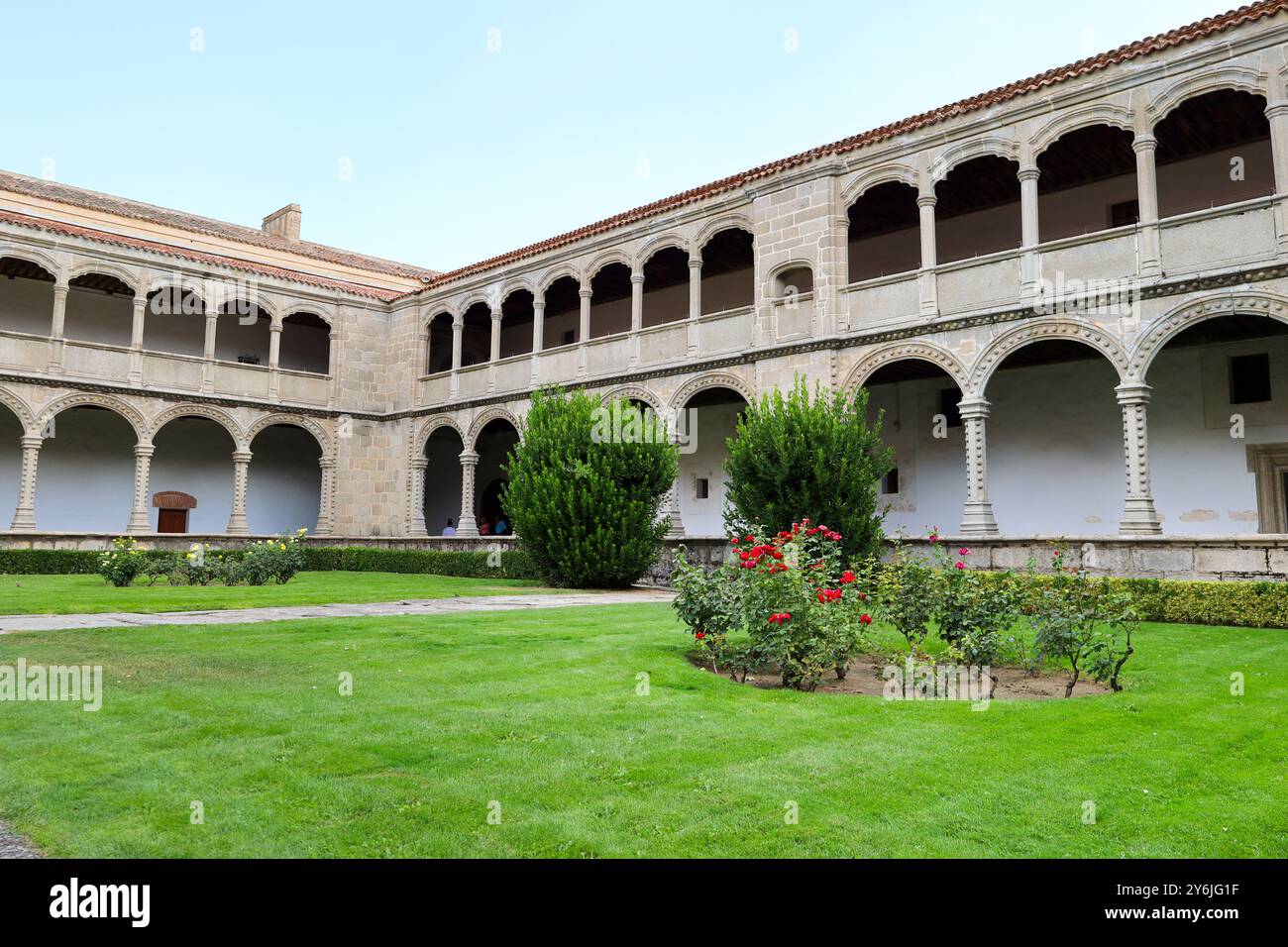 Avila, Castilla y Leon, Espagne- 18 août 2024 : cloître des monarques au monastère royal de nouveaux Thomas à Avila Banque D'Images