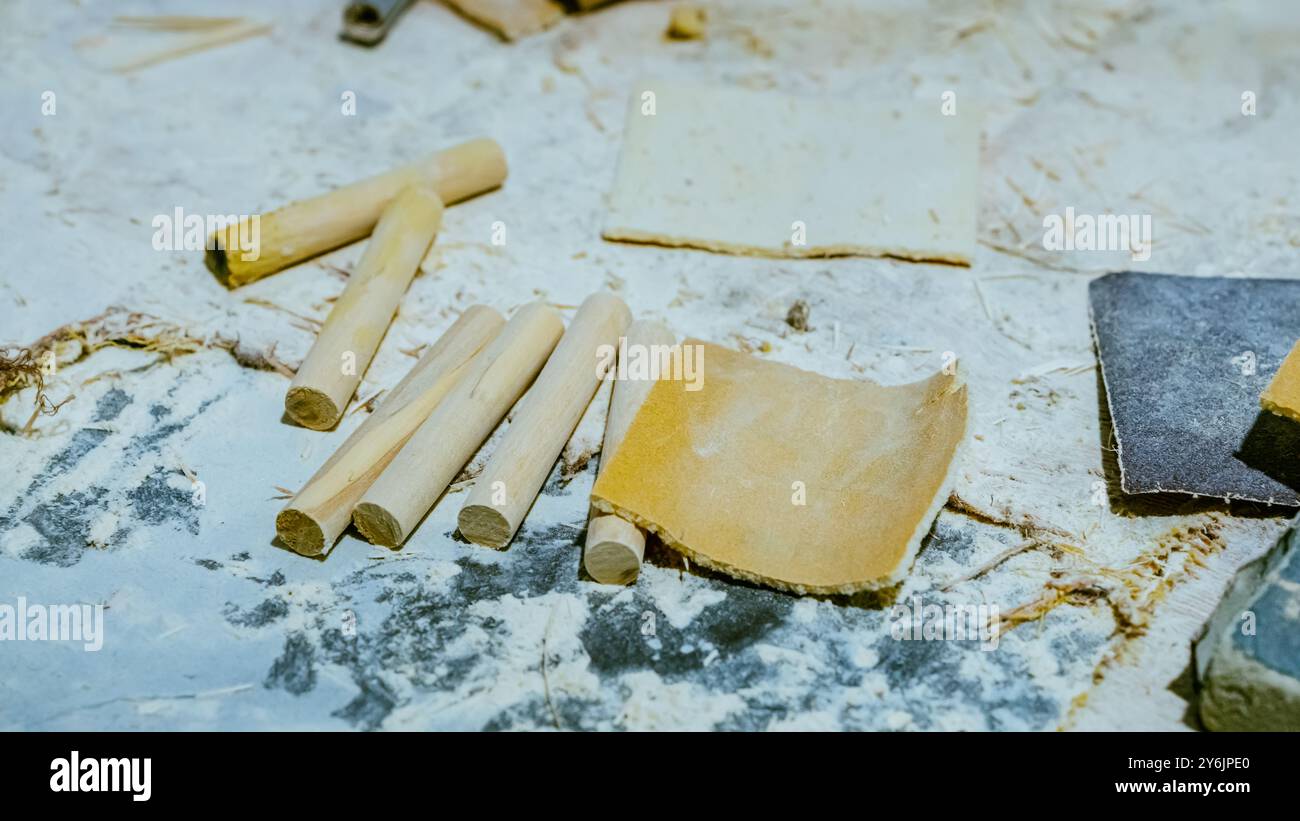 Élément de sculpture. des meubles dans un style classique avec du bois de couleur blanche. Or. patine. Sculpture. faible profondeur de champ. meubles de luxe. Utiliser comme backgrou Banque D'Images