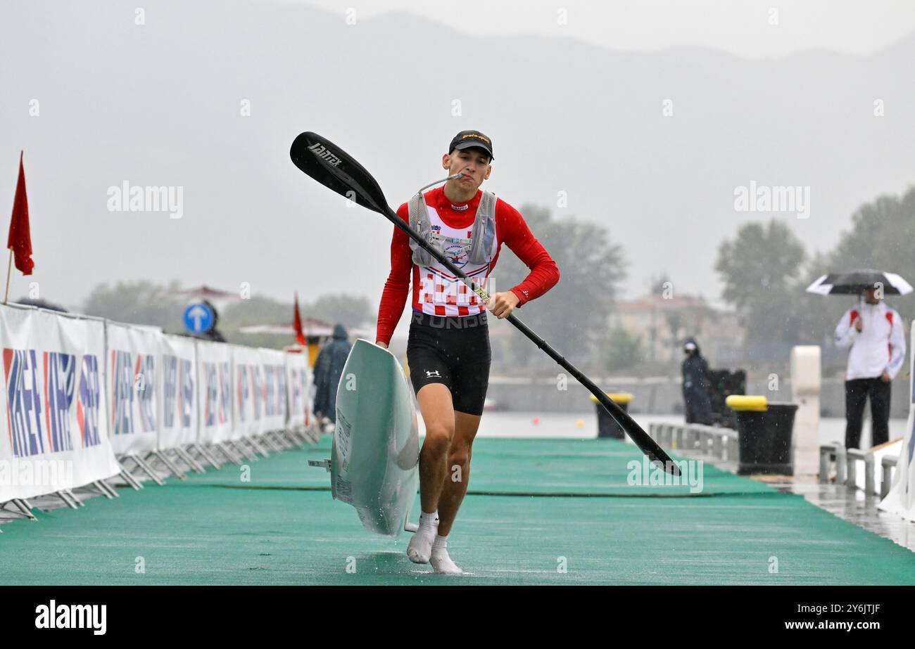 Filip Arsenic (CRO) dans le K1 Men Senior Heat lors des Championnats du monde de canoë Marathon 2024 sur la rivière Neretva à Metkovic, Croatie. Banque D'Images