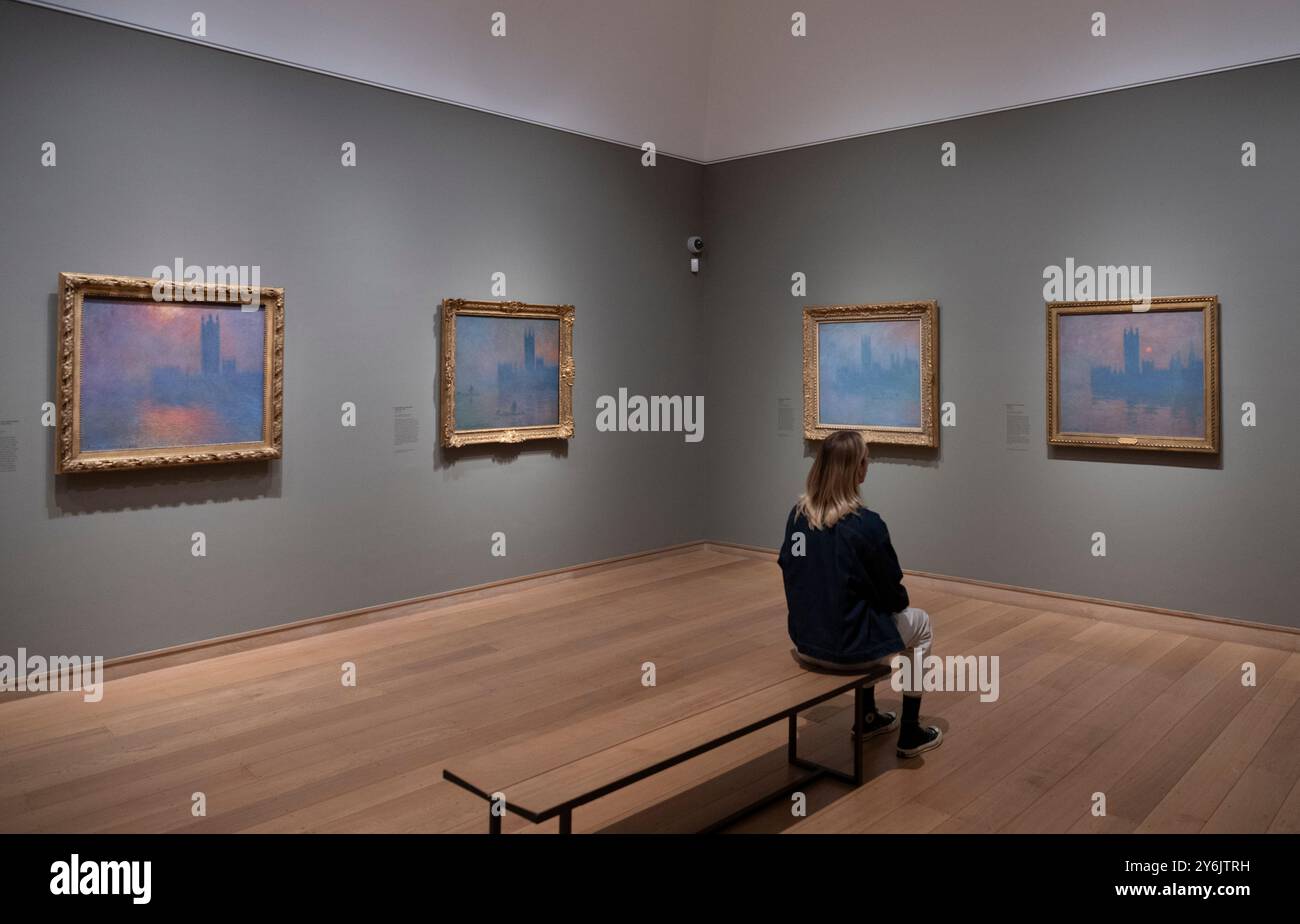 The Courtauld Gallery, Londres, Royaume-Uni. 26 septembre 2024. Une exposition de peintures impressionnistes de Claude Monet (1840 -1926), présentant des vues de la Tamise, est présentée ensemble pour la première fois au Royaume-Uni à la Courtauld Gallery de Londres (27 septembre 2024 - 19 janvier 2025). Crédit : Malcolm Park/Alamy Live News Banque D'Images