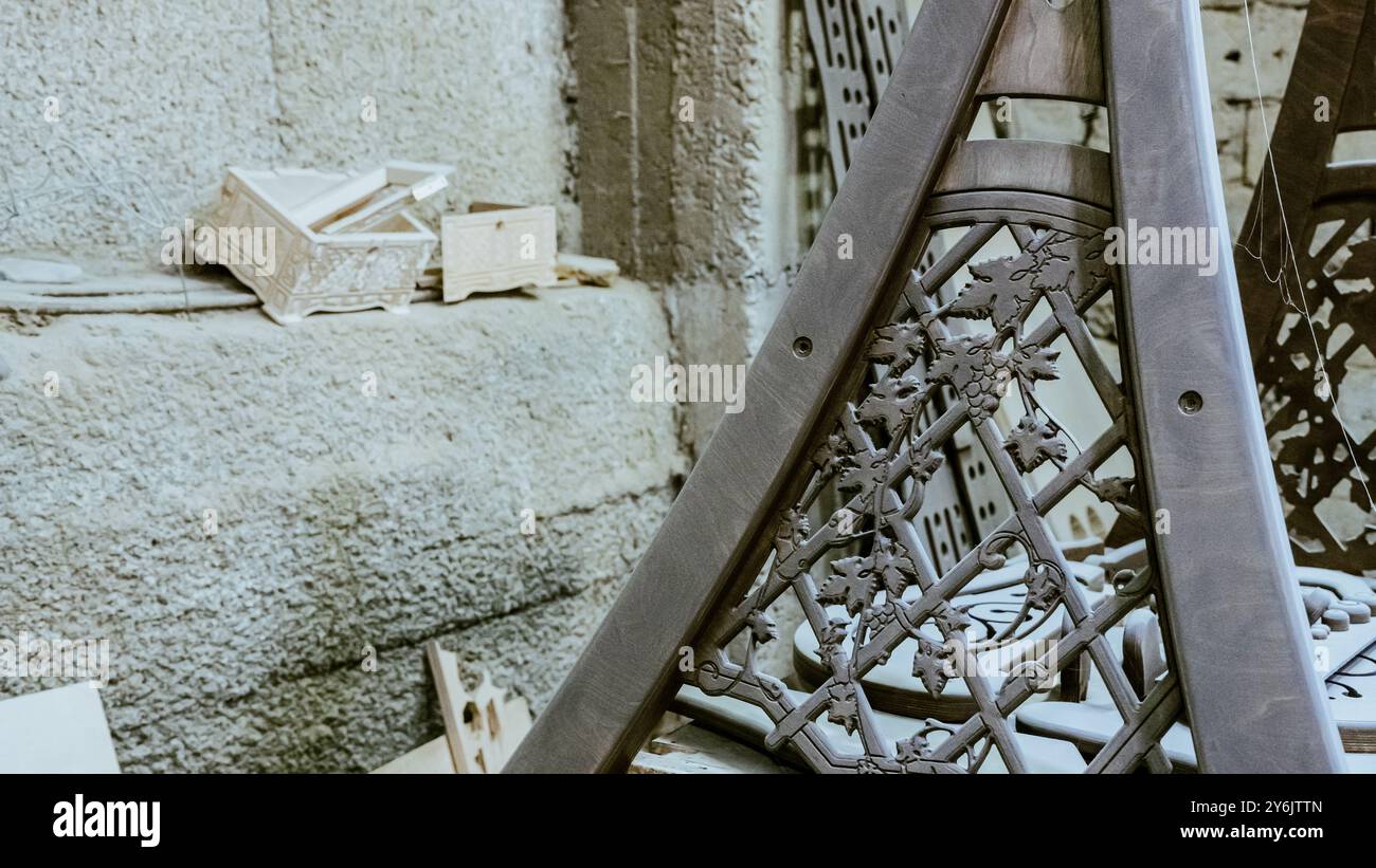 Élément de sculpture. des meubles dans un style classique avec du bois de couleur blanche. Or. patine. Sculpture. faible profondeur de champ. meubles de luxe. Utiliser comme backgrou Banque D'Images