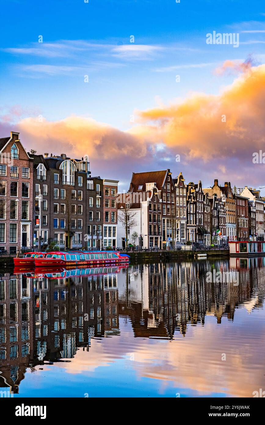 Amsterdam maisons réflexes dans le canal au lever du soleil Banque D'Images