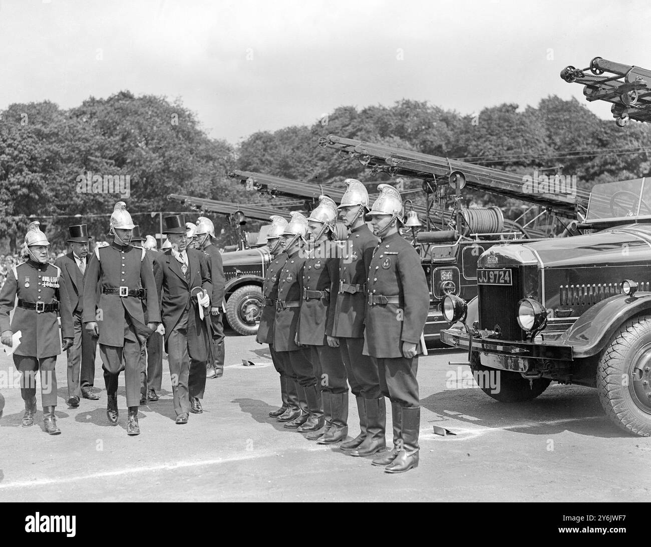 Exposition annuelle et inspection de la London Fire Brigade à Victoria Park , East London , Angleterre . M. Ernest M dence , J P ( Président du Conseil ) effectuant l'inspection . 8 juillet 1933 Banque D'Images