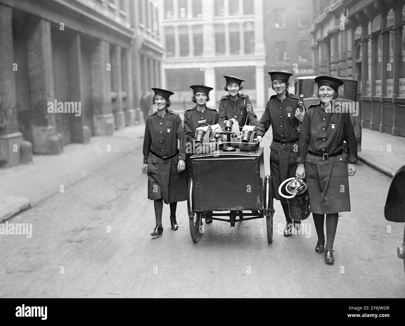 Concours des brigades de pompiers privées de Londres à Bunhill Row , Islington , Londres . L'équipe gagnante de M. Vivian porter . 4 octobre 1924 Banque D'Images