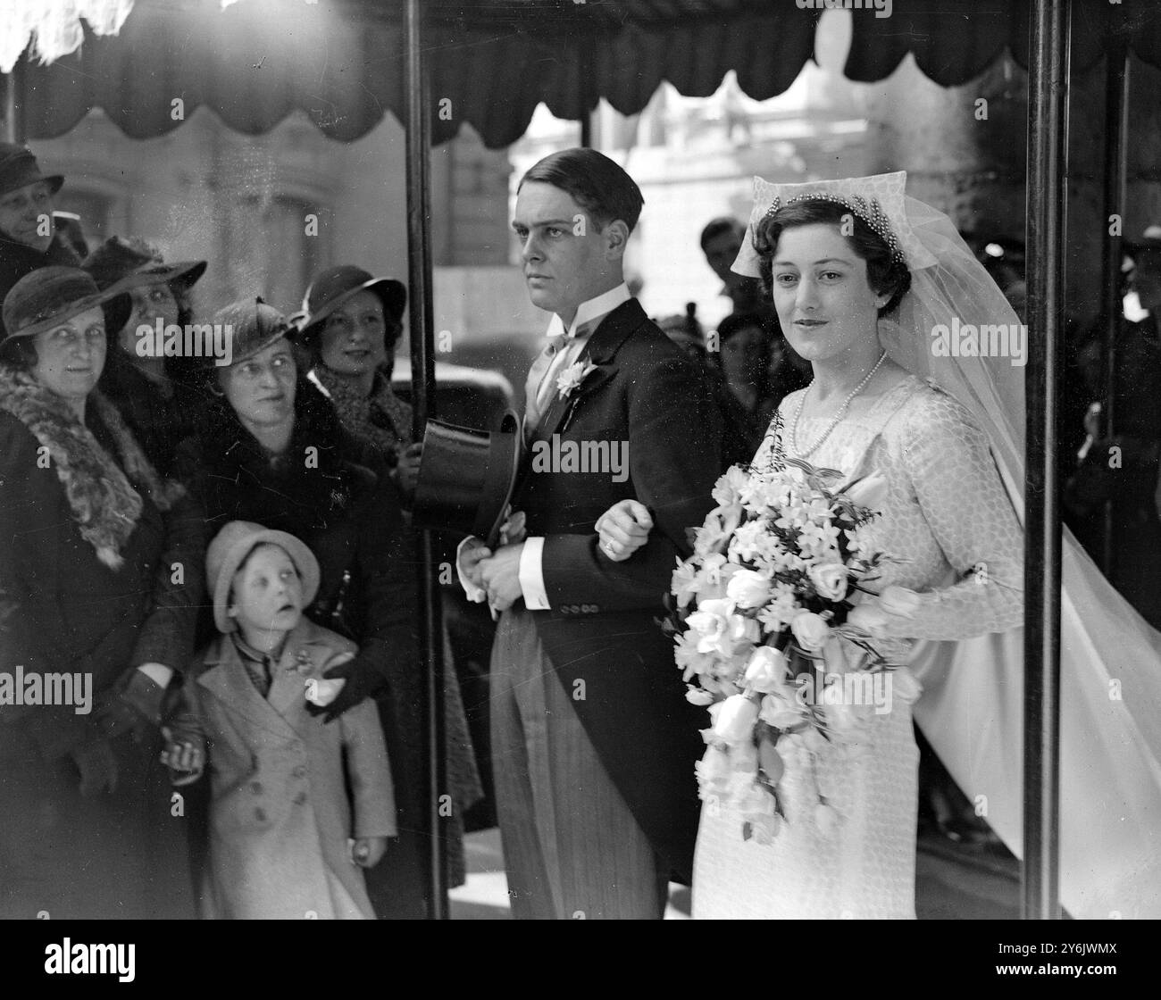 Mariage de M. Mark Dalcour Tennant et Mlle Clare Barker à l'église St George , Hanover Square , Londres , Angleterre . 23 avril 1936 Banque D'Images Mariage de M. Mark Dalcour Tennant et Mlle Clare Barker à l'église St George , Hanover Square , Londres , Angleterre . 23 avril 1936 Banque D'Images