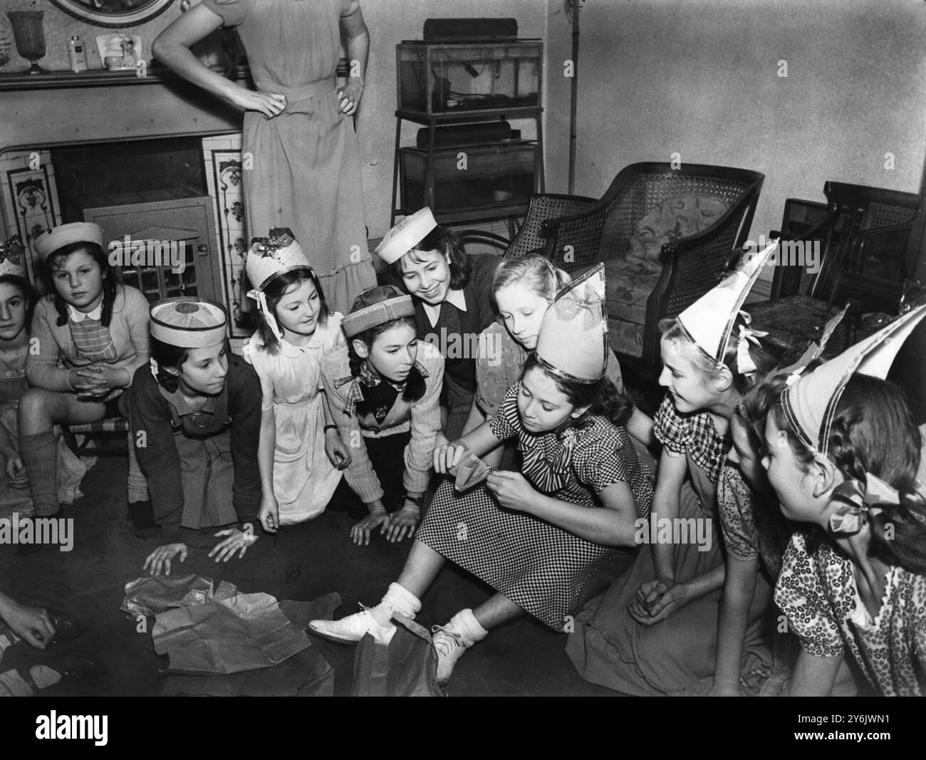 Enfants jouant à des jeux lors d'une fête de Noël à New Eltham 1949 passez le colis Banque D'Images