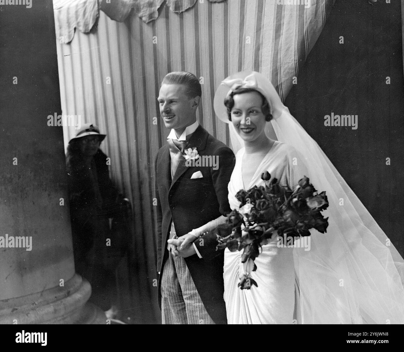 Mariage de M. Alfred Richard Sackville Chaplin et de Mlle Barbara McGrath à l'église St George ' s , Hanover Square , Londres , Angleterre . 23 avril 1936 Banque D'Images Mariage de M. Alfred Richard Sackville Chaplin et de Mlle Barbara McGrath à l'église St George ' s , Hanover Square , Londres , Angleterre . 23 avril 1936 Banque D'Images
