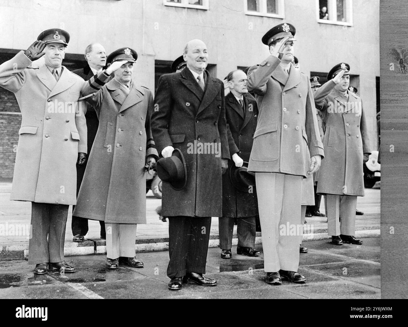 Le premier ministre, M. Attlee, est arrivé à Berlin pour une visite tourbillonnaire de trois jours. De gauche à droite : gouverneur militaire britannique en allemand , général Sir Brian Robertson , conseiller politique américain du général Clay , Robert Murphy , gouverneur militaire américain , général Lucius Clay , major général américain Hays , le très honorable M. Clement Attlee , lieutenant-colonel William H , Delacey, commandant de l'aérodrome de Tempelhof, prenant le salut de la Garde d'honneur américaine qui a accueilli le premier ministre lors de sa visite à l'aérodrome de Tempelhof . 8 mars 1949 Banque D'Images