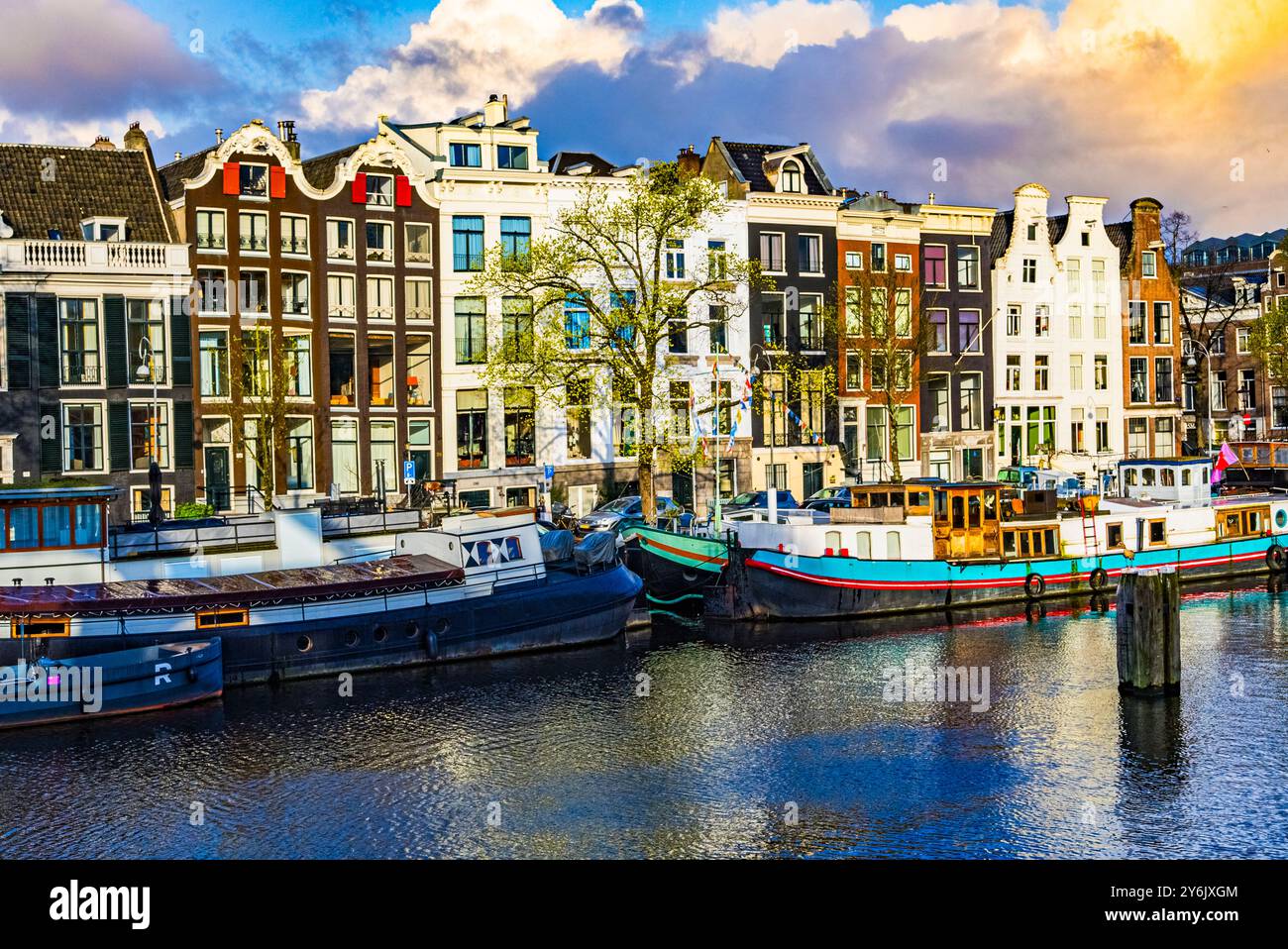 Amsterdam maisons réflexes dans le canal au lever du soleil Banque D'Images