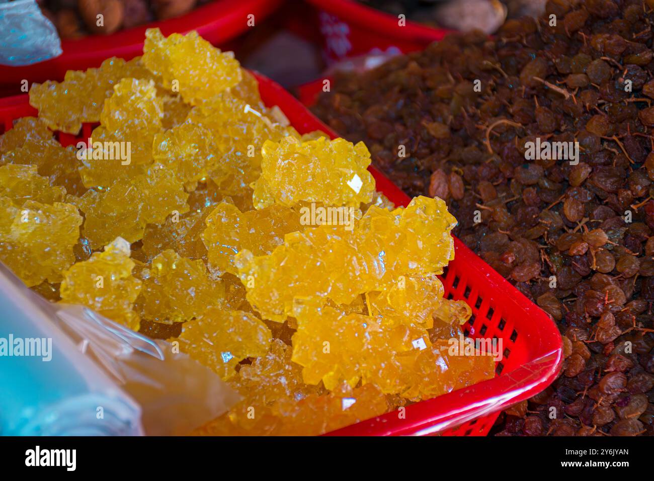 Le nabat ou navat, un sucre de raisin asiatique traditionnel, est une friandise sucrée populaire trouvée au bazar Chorsu à Tachkent, en Ouzbékistan. Les cristaux de sucre, connus fo Banque D'Images