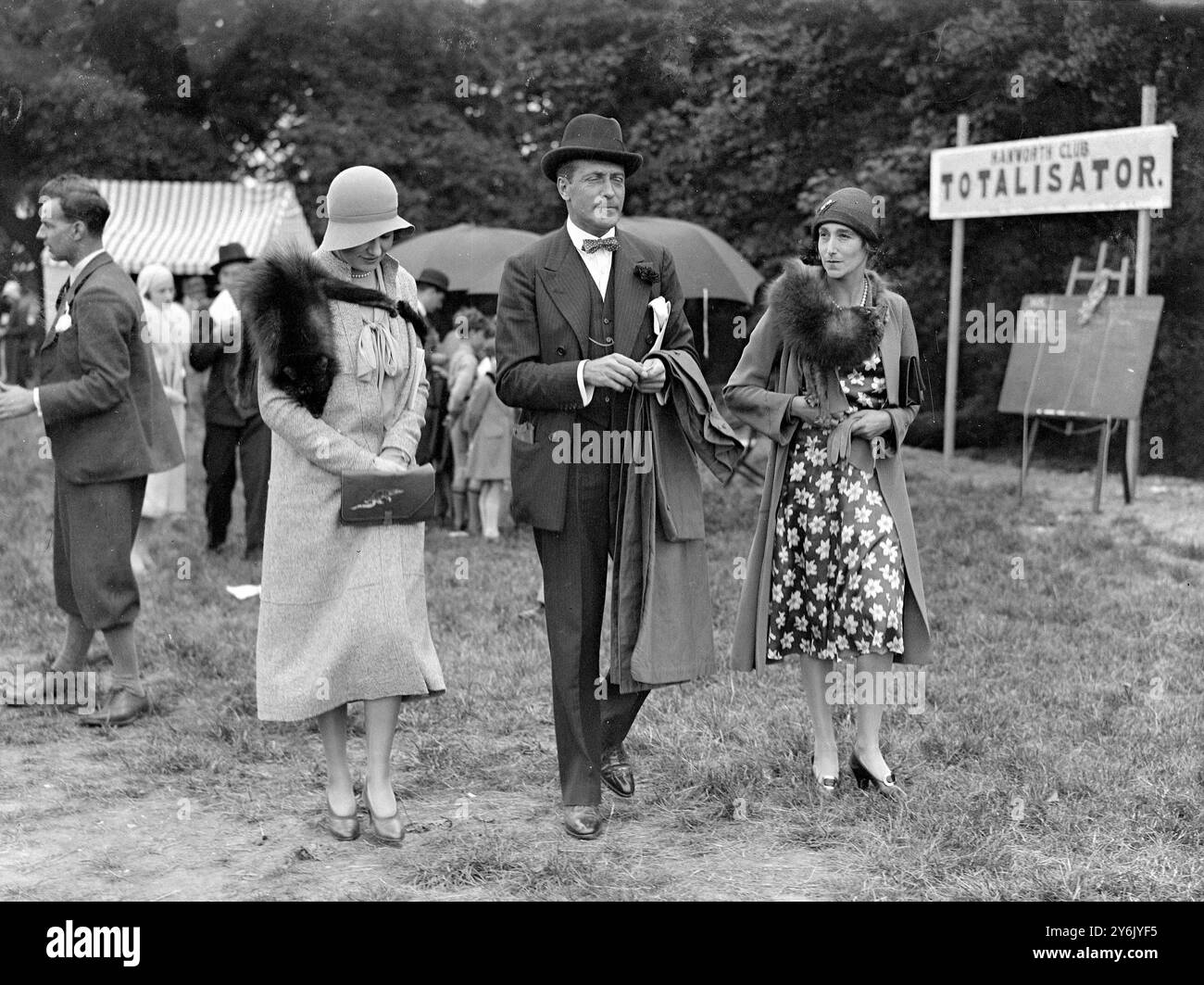 Aérodrome de Hanworth , Londres , Angleterre Mme Stanley Baldwin ' s Flying Rally à Hanworth . Cette réunion a pour but d'aider le Fonds fiduciaire national d'anniversaire ( pour l'extension des services de maternité ), y compris l'appel de Mme Baldwin pour les anesthésiques . Lord George Cholmondeley 1930 Banque D'Images