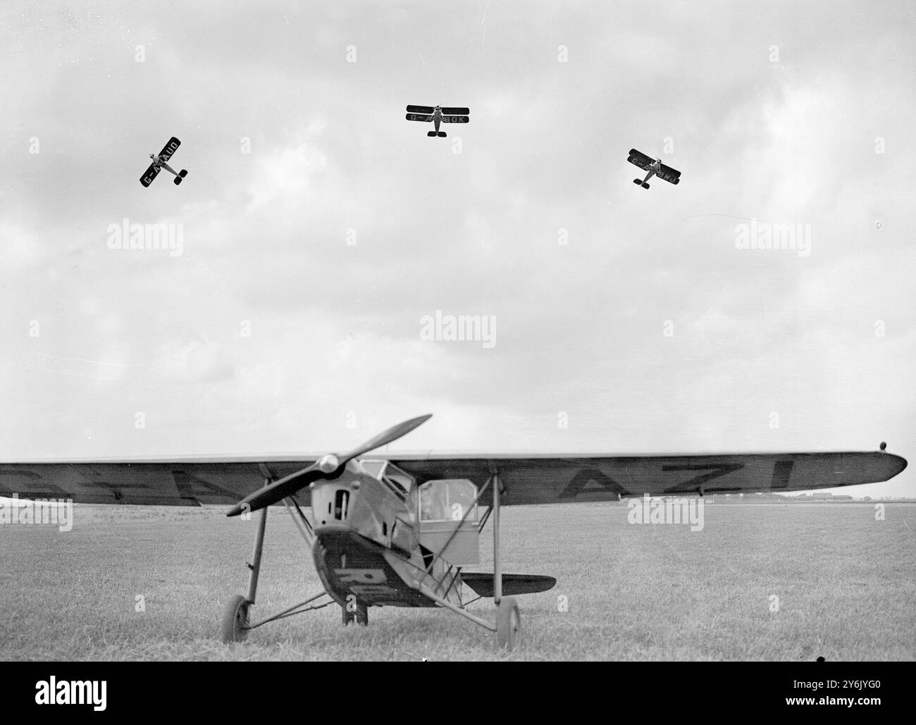 Le nouvel aéroport de Gravesend , couvrant une superficie de 154 acres , est dit être le plus grand du pays . Un avion Desoutter MK11 est assis au sol tandis que les biplans volent au-dessus de la tête. 25 août 1932 Banque D'Images