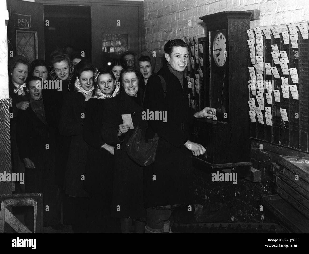 Retour au travail dans les Midlands 24 février 1947 les usines dans la région des Midlands sont retournées à la production lorsque l'électricité a été rétablie dans les industries là-bas. Des centaines de milliers de travailleurs qui étaient sans emploi pendant la crise du carburant ont de nouveau pointé sur leur lieu de travail. L'image montre : faire la queue sur une note plus heureuse. Les ouvriers font la queue aux usines de Birmingham de la Hercules cycle Co Banque D'Images