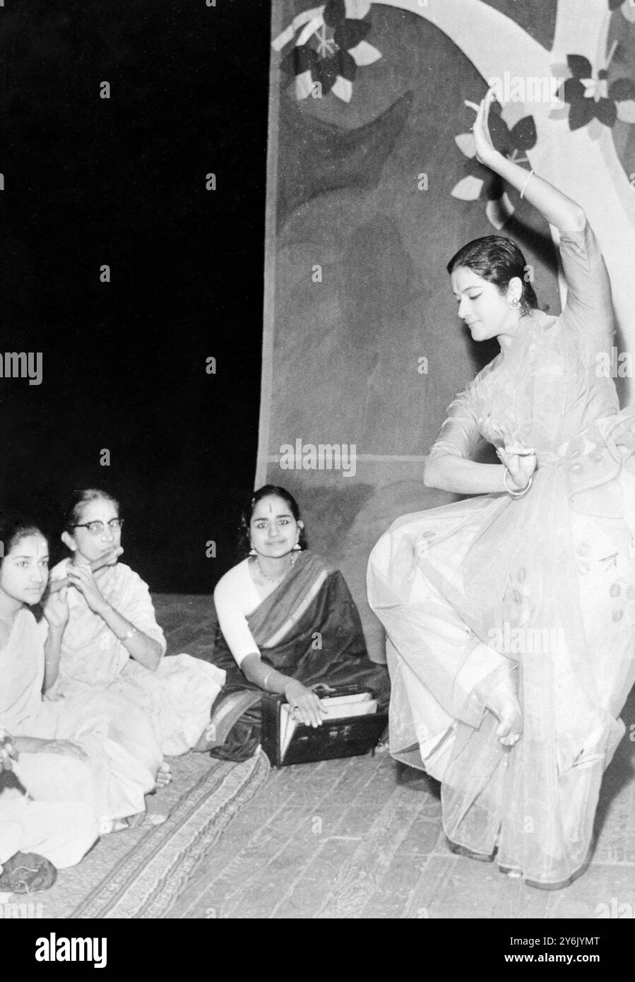 La danseuse indienne Kumari Kumala photographiée lors de répétitions au Théâtre des Nations en préparation de l’ouverture de son prochain spectacle dans la capitale française. Paris 16 mai 1964 Banque D'Images