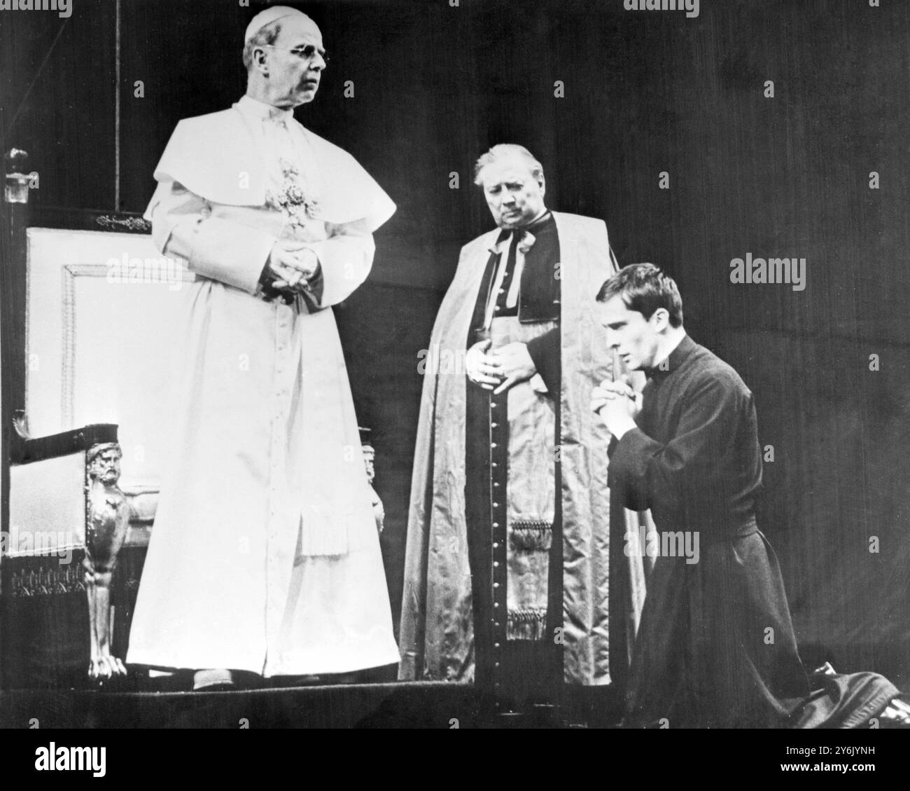 Emlyn Williams ( à gauche ) Fred Stewart ( au centre ) et Jeremy Brett ( à droite ) photographiés dans une scène de ' The Deputy ' par le dramaturge allemand Rolf Hochhuth qui a ouvert au Brooks Atkinson Theatre ici , le 26 février à des critiques mitigées . Emlyn Williams incarne le regretté pape Pie XII, fait lors de la répétition récente , qui est critiqué dans la pièce pour ne pas s'être prononcé contre le meurtre nazi de six millions de Juifs pendant la seconde Guerre mondiale Banque D'Images