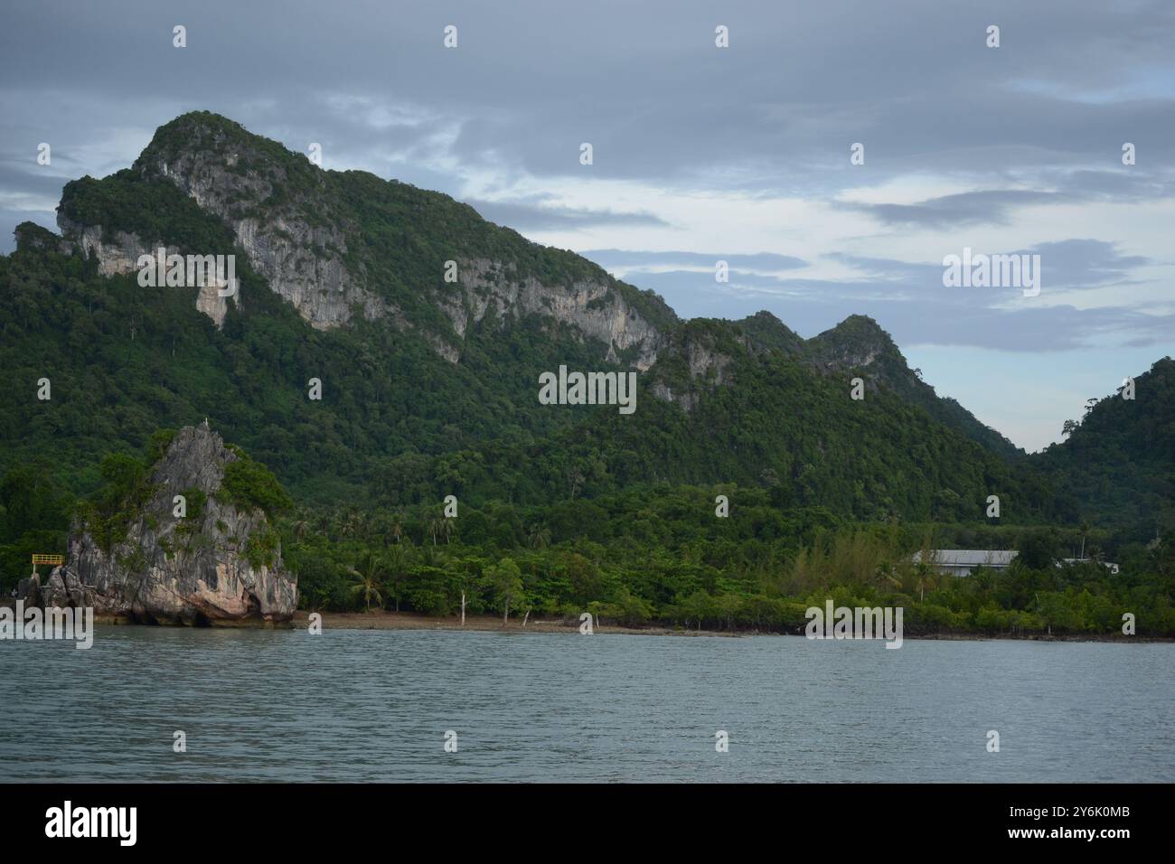 Vue sur la côte thaïlandaise depuis le bateau Banque D'Images