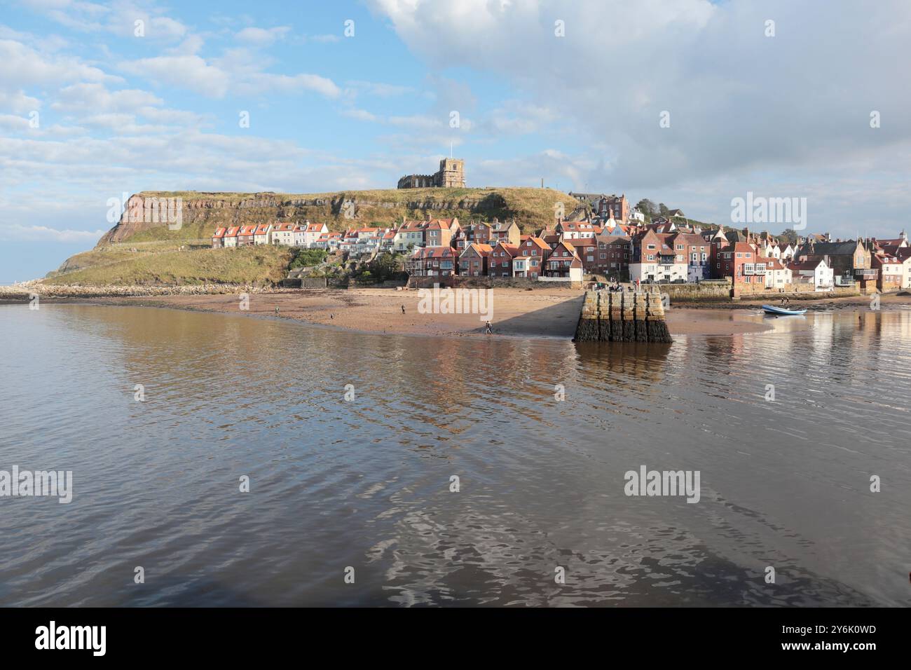 Whitby Harbour East Cliff Banque D'Images