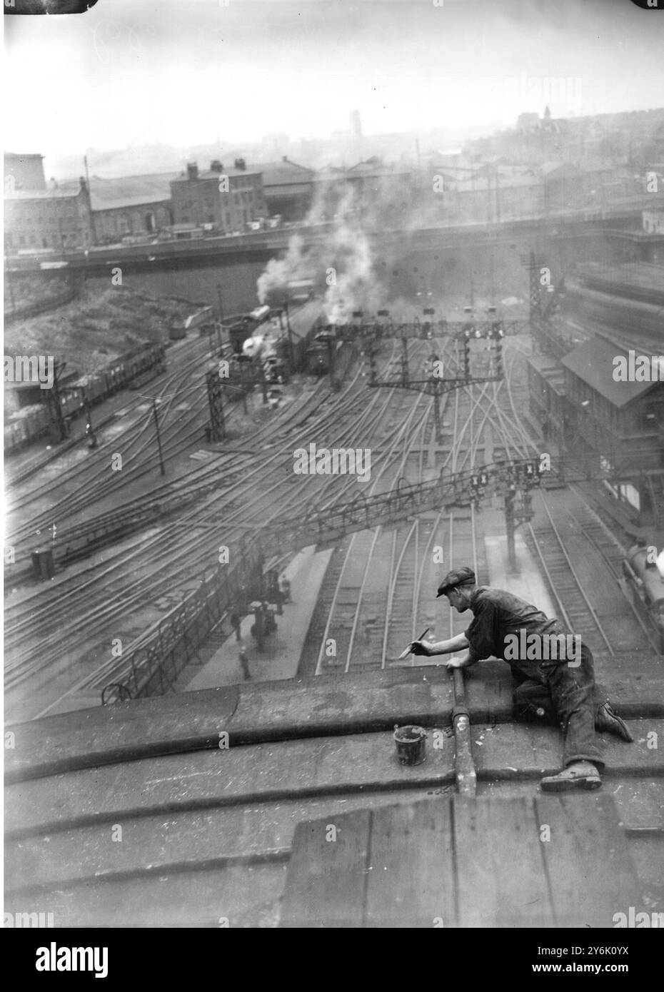 King's Cross Station - nettoyage du toit août 1932 Banque D'Images