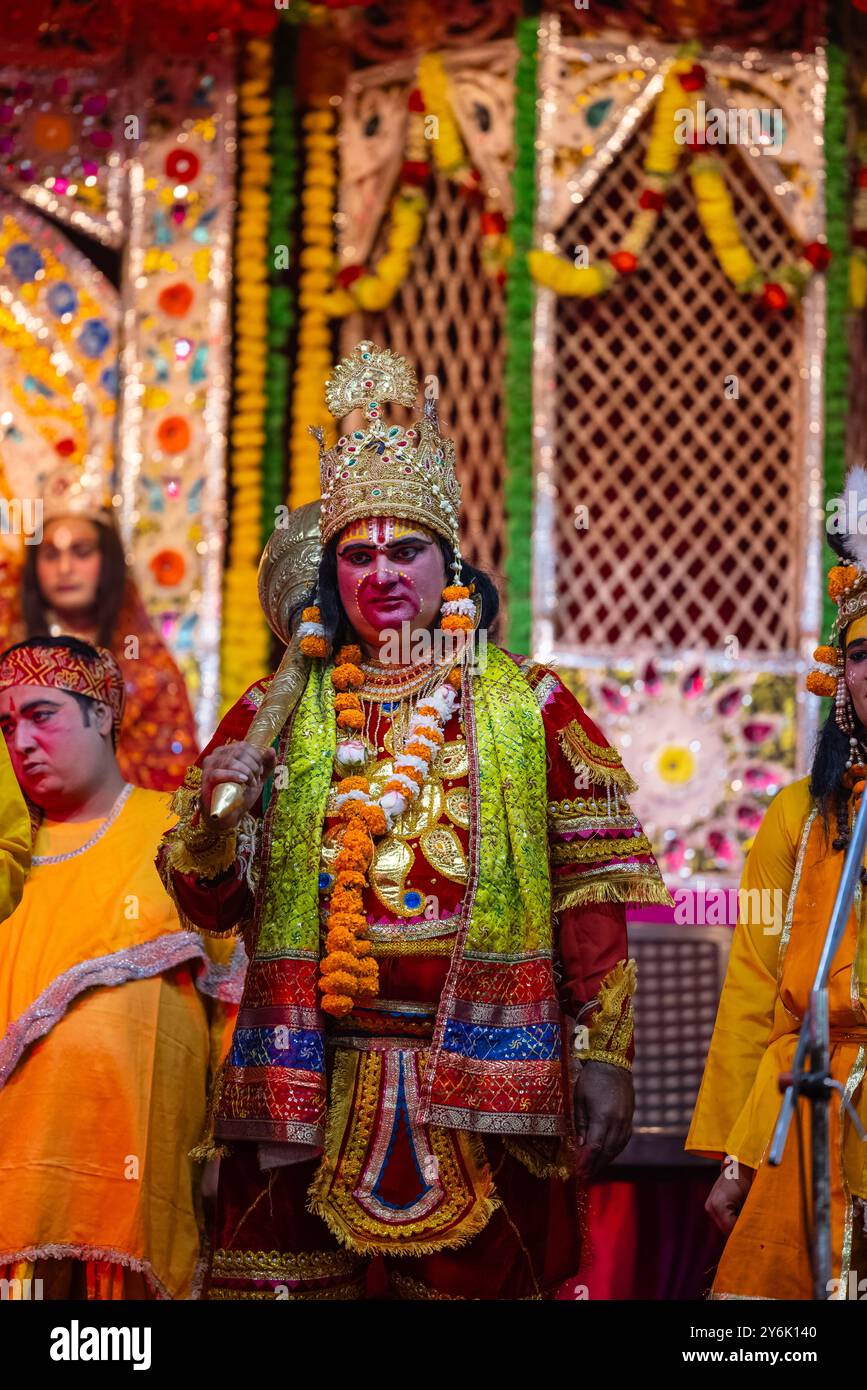 Portrait des artistes indiens jouant des personnages du livre sacré hindou ramayana in ramlila pendant le festival dussehra. Banque D'Images