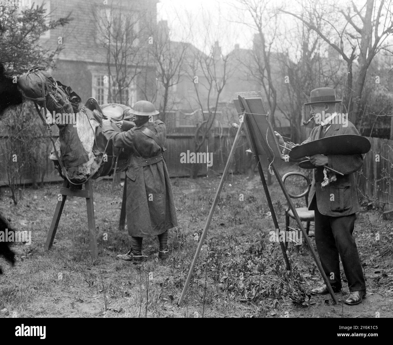 Capitaine Wollen , R I , R . O . I . , Le célèbre artiste de guerre occupé sur une nouvelle image de l'Académie dans son jardin avant. Son modèle est un vieux soldat qui a servi dans la guerre d'Afrique du Sud et en France dans l'infanterie. 27 mars 1919 Banque D'Images