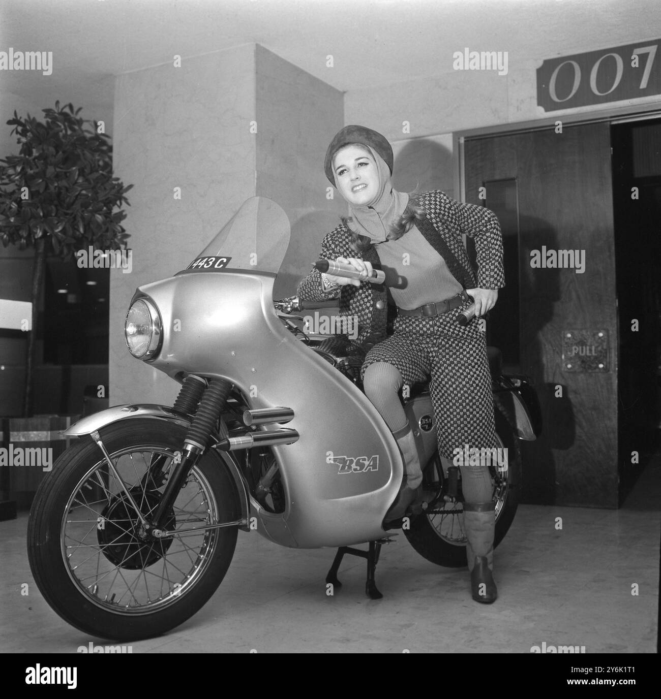 27 octobre 1965 modèle Caroline Woodhouse conduit la moto de tir de fusée James Bond à l'hôtel Hilton de Londres. La moto présentée dans le dernier film 'Thunderball' et le pantalon costume est de Christian Dior. ©TopFoto Banque D'Images