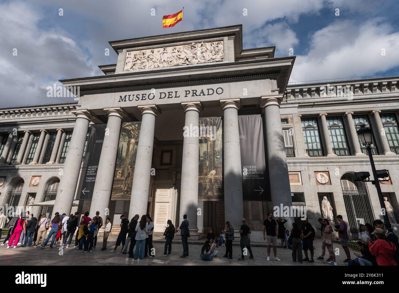 Madrid, Espagne. 25 septembre 2024. Les gens font la queue pour entrer au Musée du Prado. Crédit : Marcos del Mazo/Alamy Live News Banque D'Images