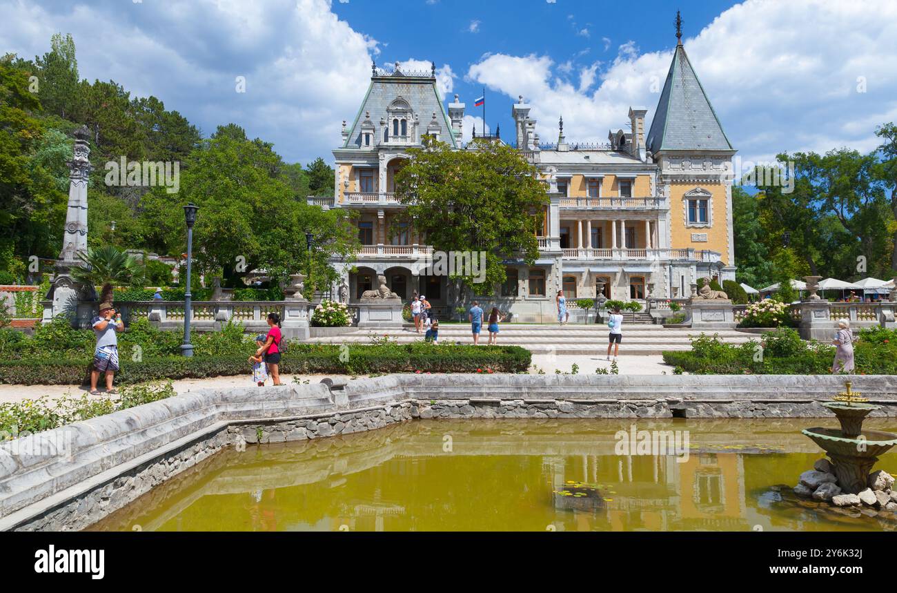 Massandra, Crimée - 11 août 2020 : Parc du Palais Massandra par une journée ensoleillée. La construction du palais initialement conçu par l'architecte français et Banque D'Images