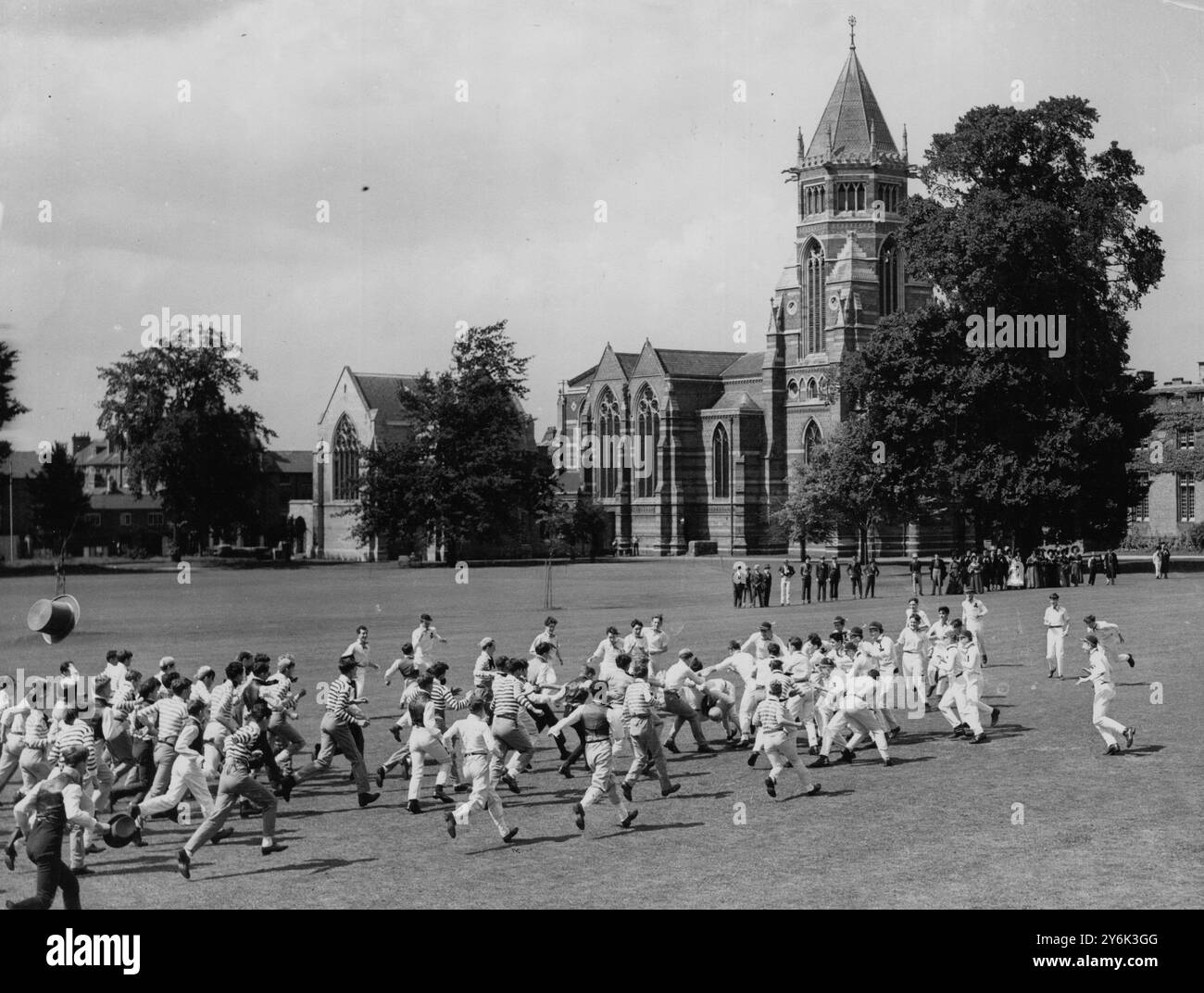 Tournage de scènes de Tom Brown's School Days at Rugby School Une vue générale de Todays re enactment du célèbre premier jeu en arrière-plan est la célèbre école 27 juillet 1950 Banque D'Images