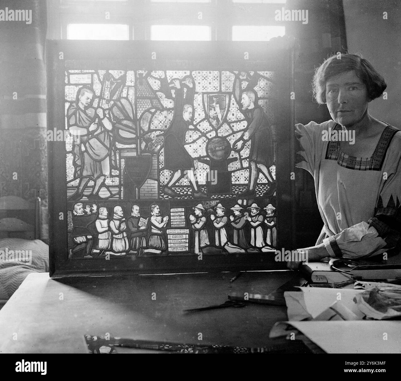 Mlle Caroline Townsend et Mlle Joan Howson , sont des ouvriers de vitrail notés et sont ici vus avec des exemples de leur artisanat à leur studio 81 Deodar Road , Putney . Les travaux de restauration et les caricatures sont effectués par eux le 23 avril 1923 Banque D'Images
