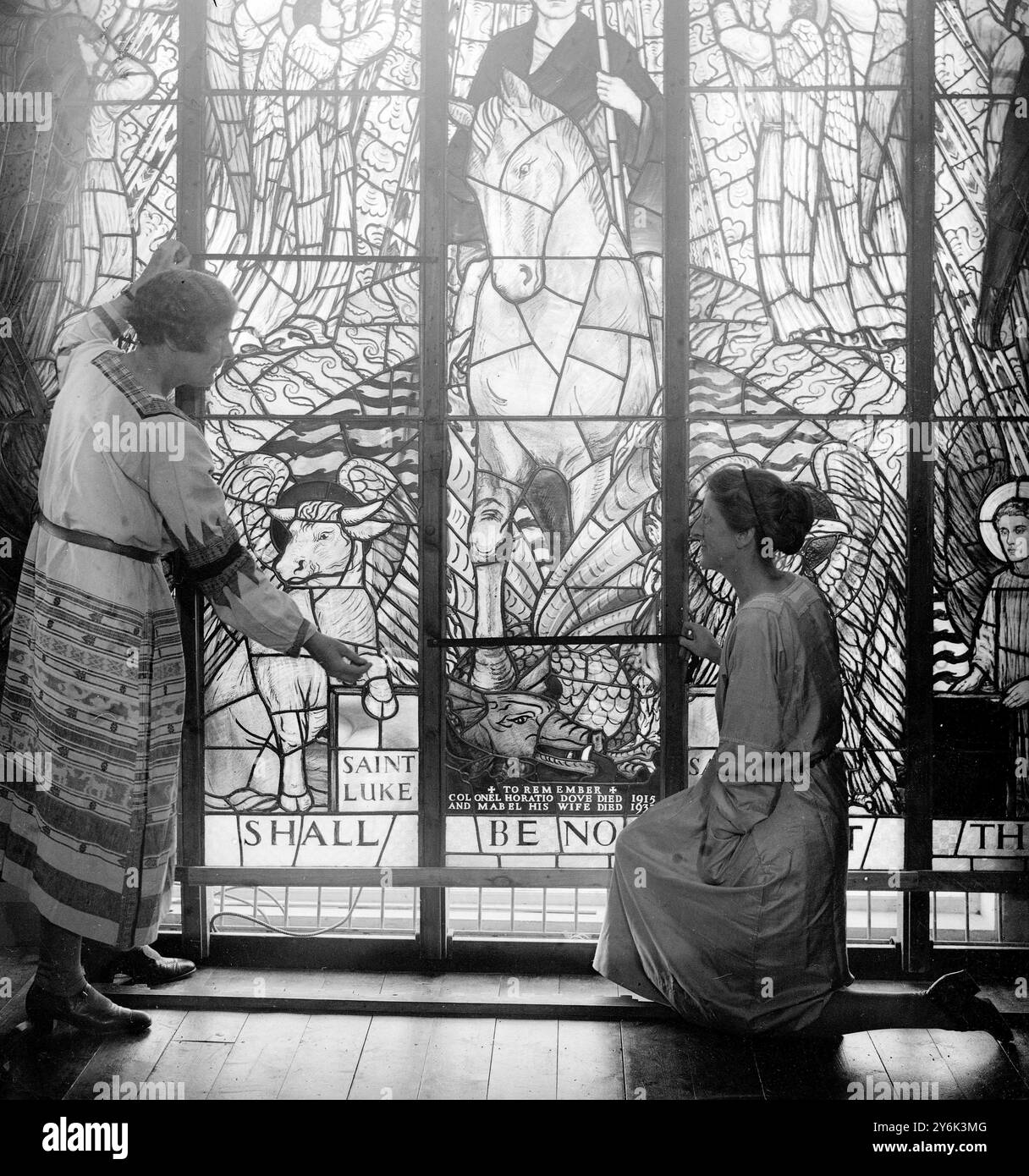 Mlle Caroline Townsend et Mlle Joan Howson , sont des ouvriers de vitrail notés et sont ici vus avec des exemples de leur artisanat à leur studio 81 Deodar Road , Putney . Les travaux de restauration et les caricatures sont effectués par eux le 23 avril 1923 Banque D'Images