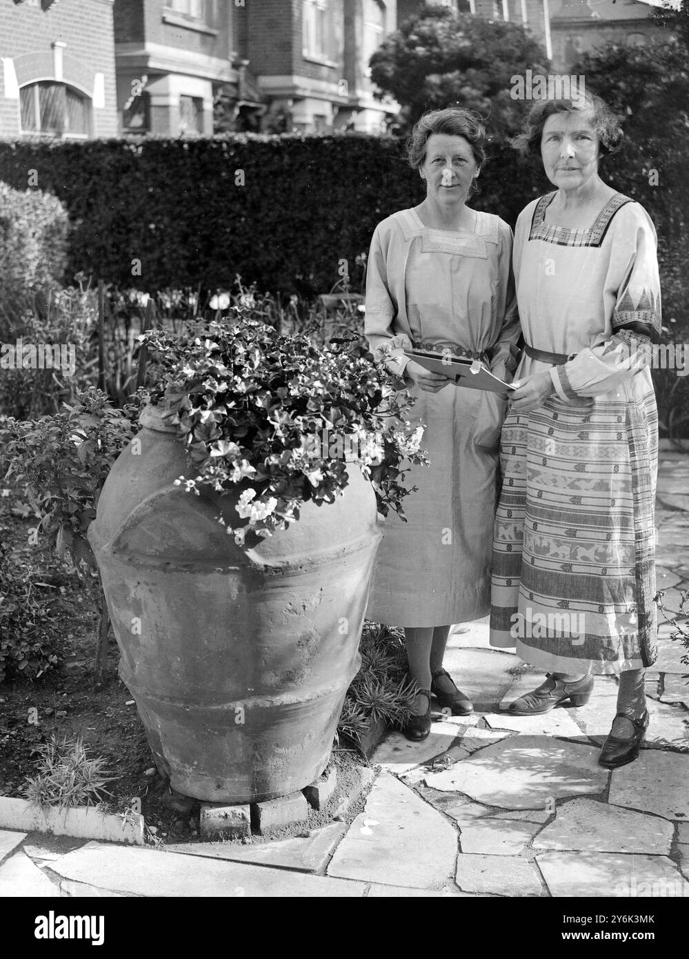 Mlle Caroline Townsend ( à gauche ) et Mlle Joan Howson , sont des ouvrières du vitrail notées et sont ici vues avec des exemples de leur artisanat à leur studio 81 Deodar Road , Putney . Les travaux de restauration et les caricatures sont effectués par eux le 23 avril 1923 Banque D'Images