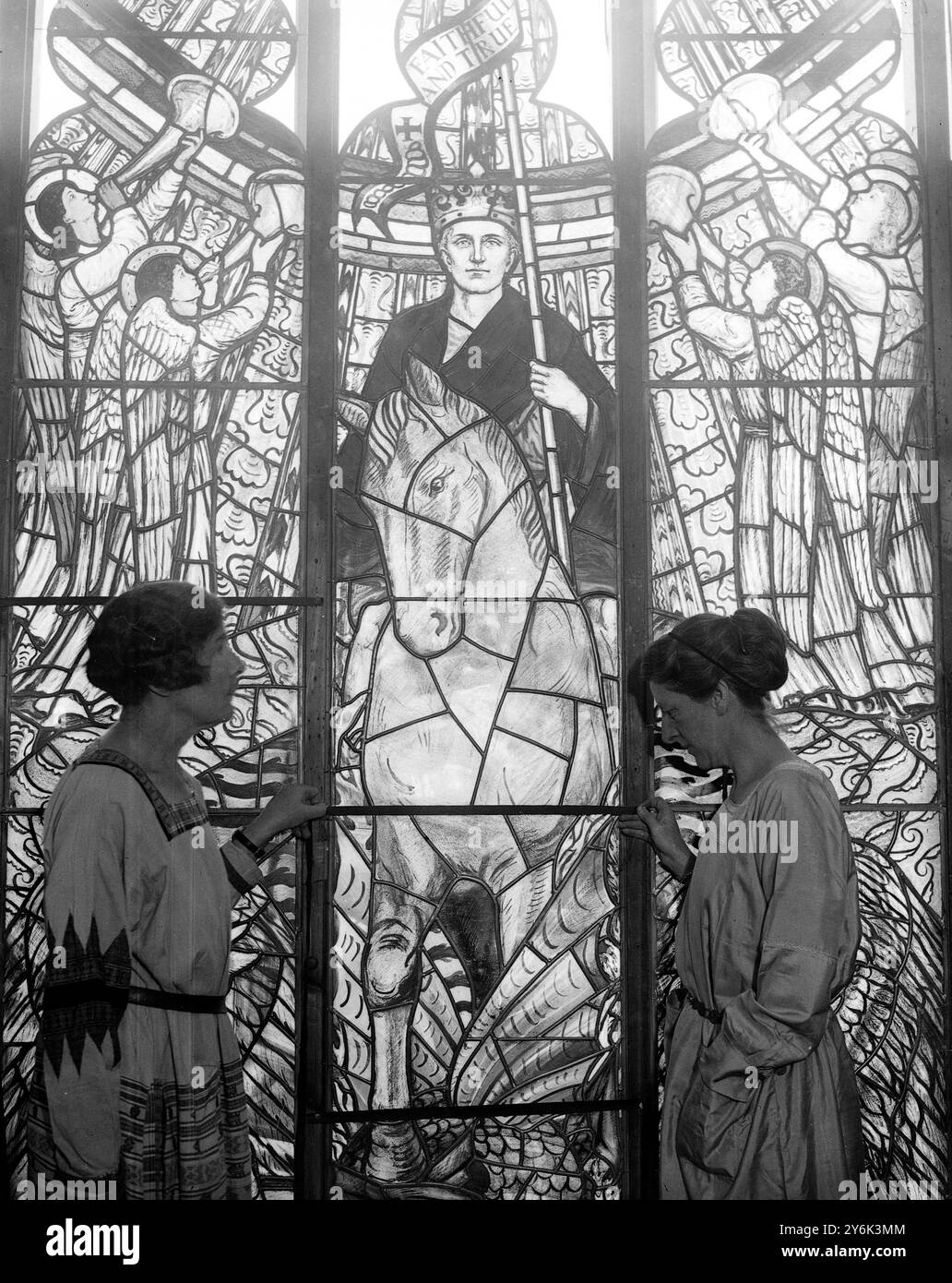 Mlle Caroline Townsend et Mlle Joan Howson , sont des ouvriers de vitrail notés et sont ici vus avec des exemples de leur artisanat à leur studio 81 Deodar Road , Putney . Les travaux de restauration et les caricatures sont effectués par eux le 23 avril 1923 Banque D'Images
