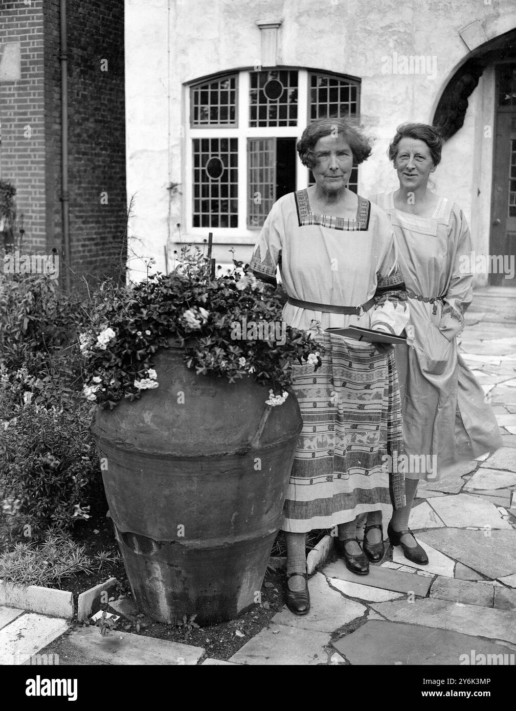 Mlle Caroline Townsend ( à gauche ) et Mlle Joan Howson , sont des ouvrières du vitrail notées et sont ici vues avec des exemples de leur artisanat à leur studio 81 Deodar Road , Putney . Les travaux de restauration et les caricatures sont effectués par eux le 23 avril 1923 Banque D'Images