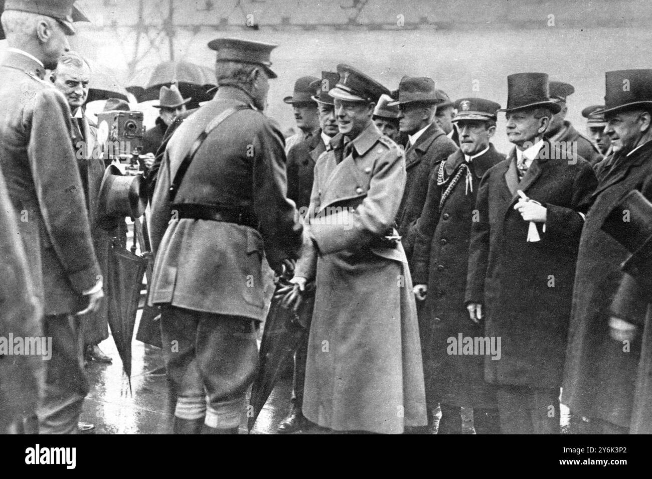 Serrant la main au général Pershing à son arrivée à Washington : le prince de Galles dans la capitale des États-Unis le 11 novembre . 29 novembre 1919 Banque D'Images